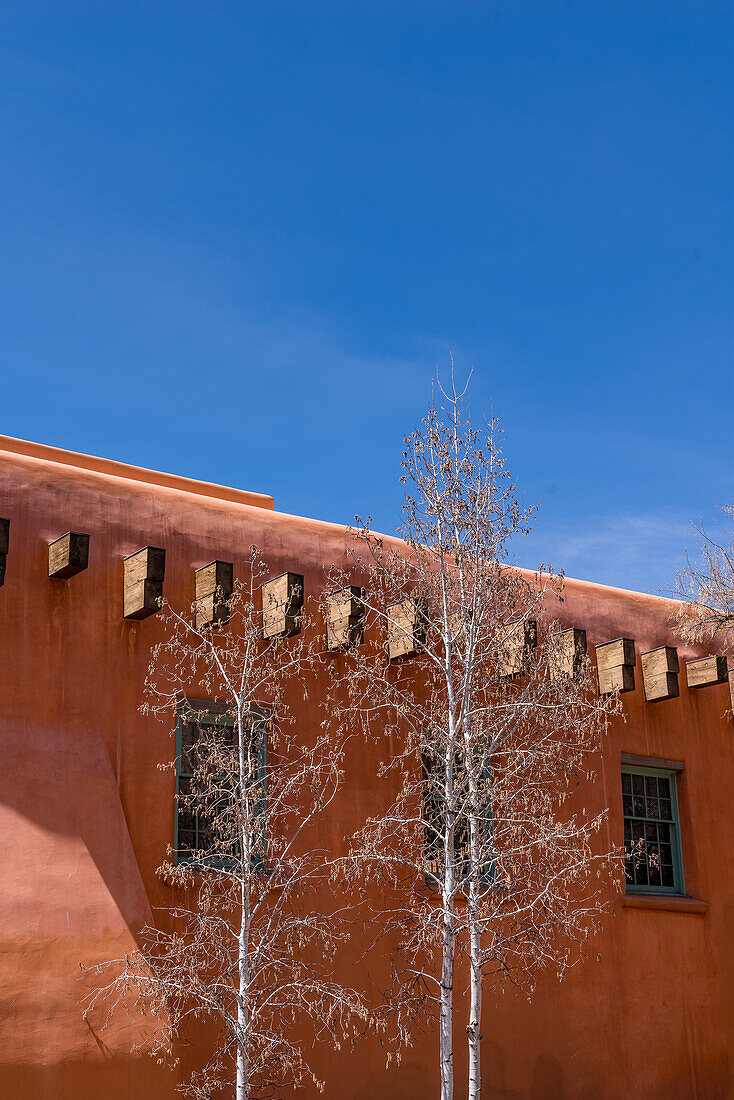 Große Adobe-Kirche in Santa Fe, New Mexico.