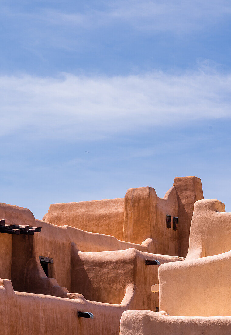 Dächer von Adobe-Lehmgebäuden in Santa Fe, New Mexico.
