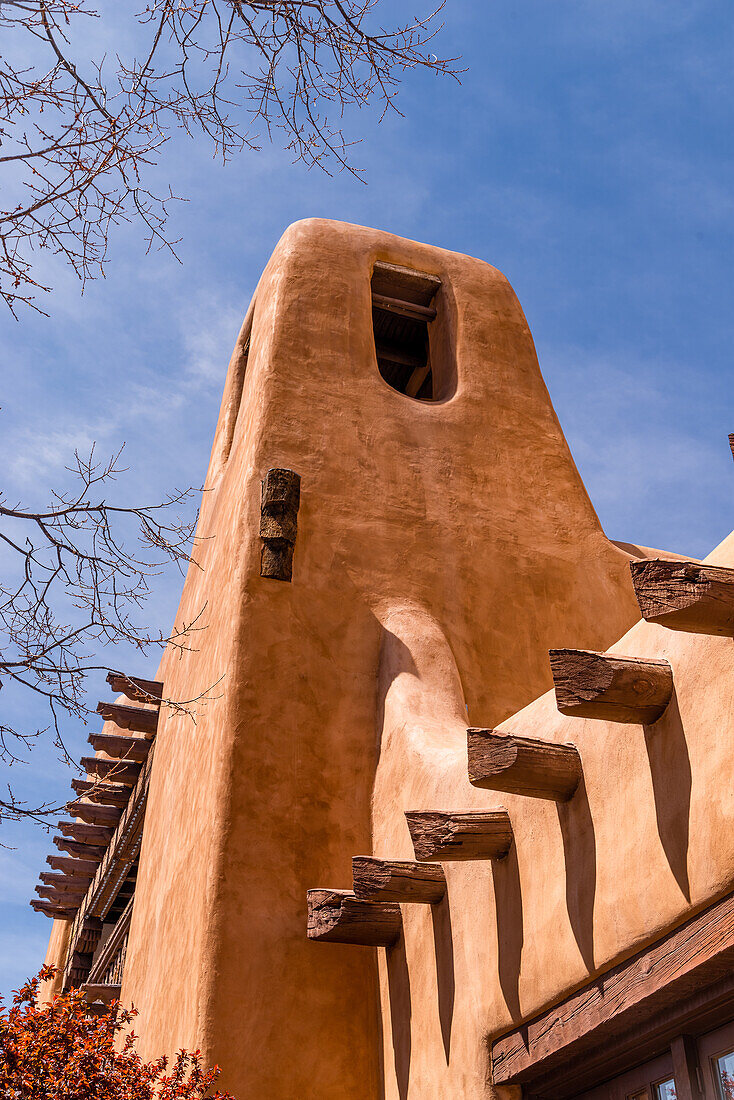 Großes Adobe-Gebäude in Santa Fe, New Mexico.