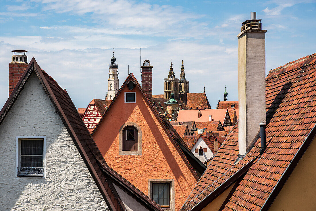 Dächer und Kirchtürme in Rothenburg ob der Tauber, Mittelfranken, Bayern, Deutschland