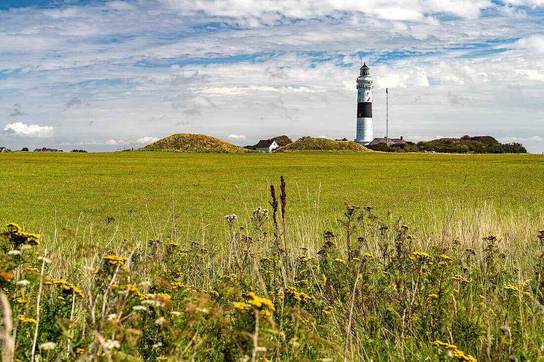 Der schwarz-weiße Leuchtturm Langer Christian bei Kampen, Insel Sylt, Kreis Nordfriesland, Schleswig-Holstein, Deutschland, Europa 