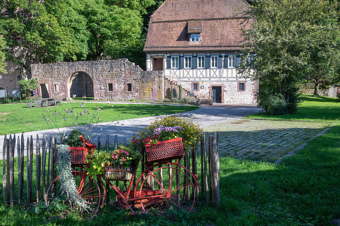 Wildberg, Mauerreste des ehemaligen Klosters Reuthin mit kleinem Heimatmuseum, Schwarzwald, Baden-Württemberg, Deutschland