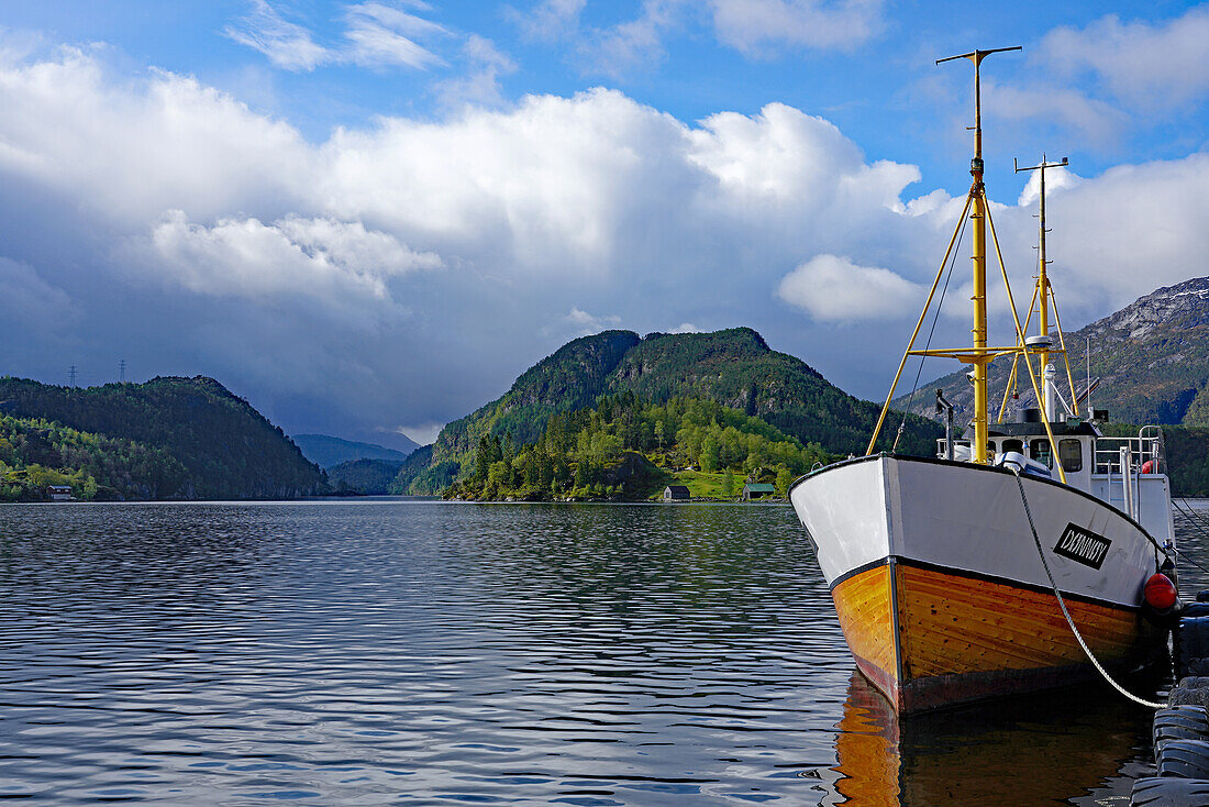 Norwegen, Vestland, Fischerboot im Romarheimsfjord