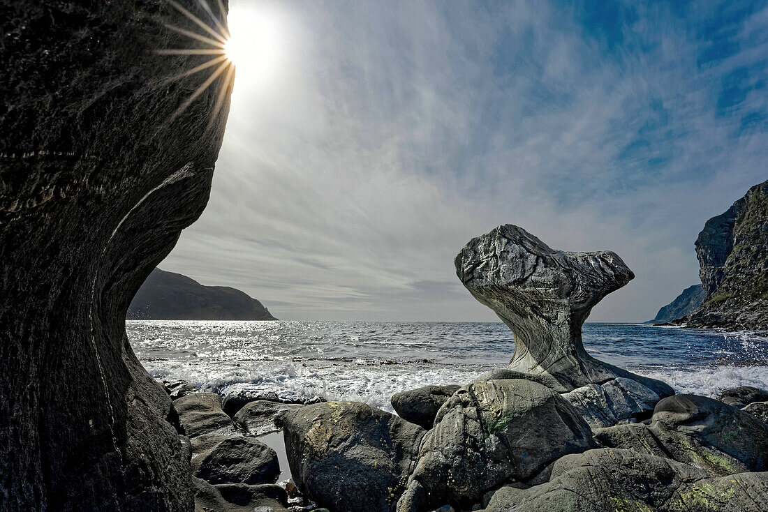 Norwegen, Vestland, Insel Vågsøy, bei Måløy, der Kannenstein im Gegenlicht