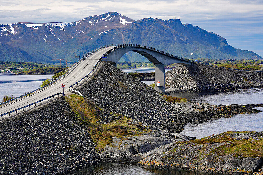 Norwegen, Provinz Møre og Romsdal, Storseisund-Brücke an der Atlantikstraße