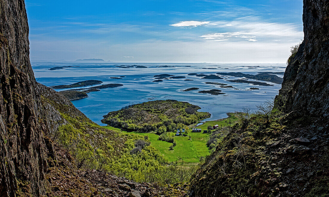 Norwegen, Nordland, Brønnøysund, Torghatten Felsloch, Ausblick auf den Atlantik