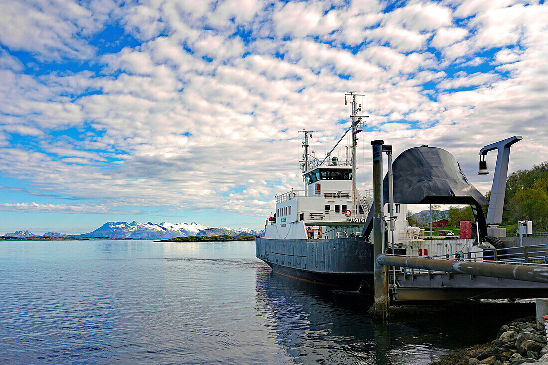 Norwegen, Nordland, Alstahaug, Fähre von Forvik zur Insel Tjotta im Hafen