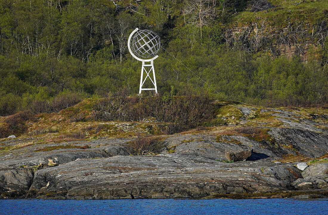 Norwegen, Nordland, Polarkreisdenkmal neben Melfjord bei Jektvika