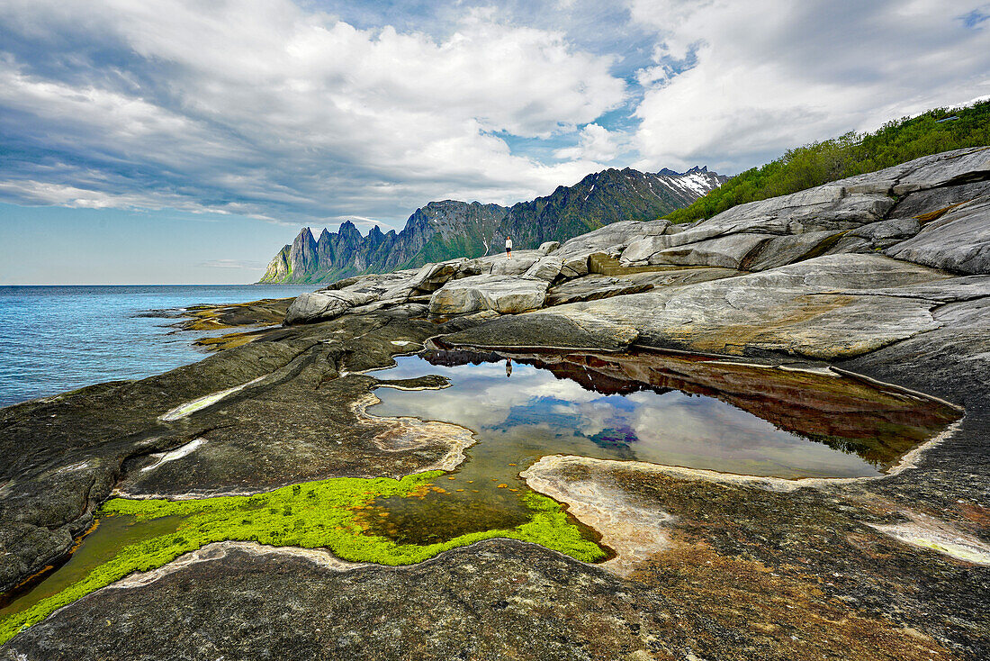 Norwegen, Troms og Finnmark, Insel Senja, Ausblick vom Tungeneset Rastplatz zu den Felsformationen 'Teufelsgebiss'