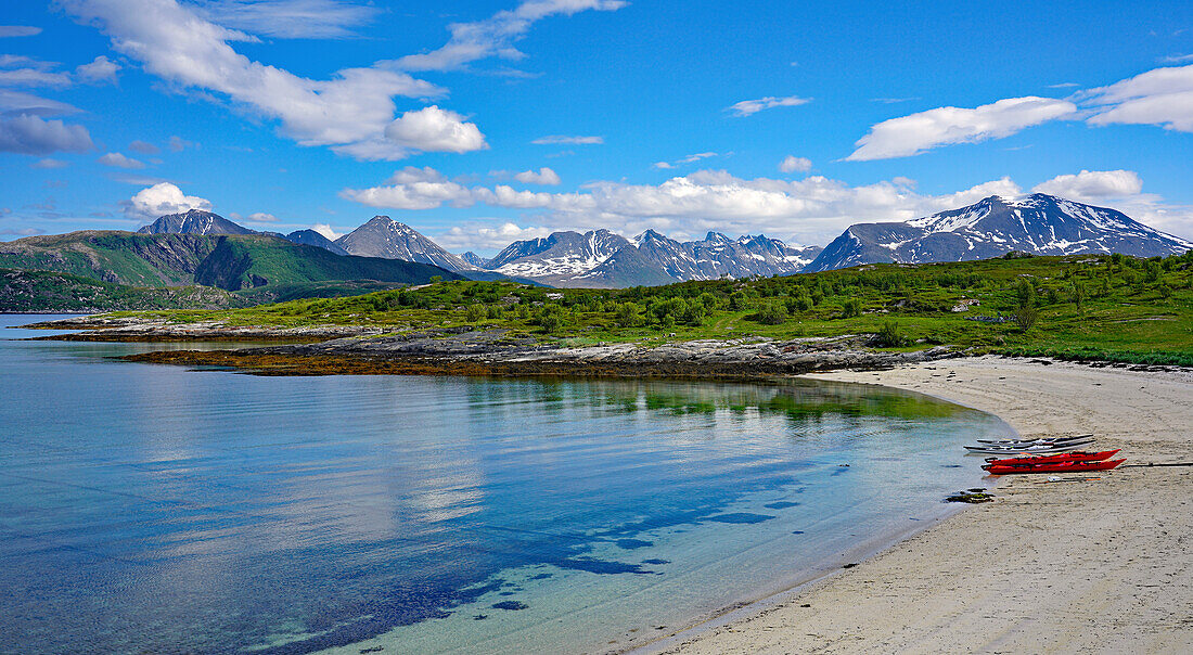 Norwegen, Troms og Finnmark, Tromsø, Insel Sommaroy, Kajaks am Strand