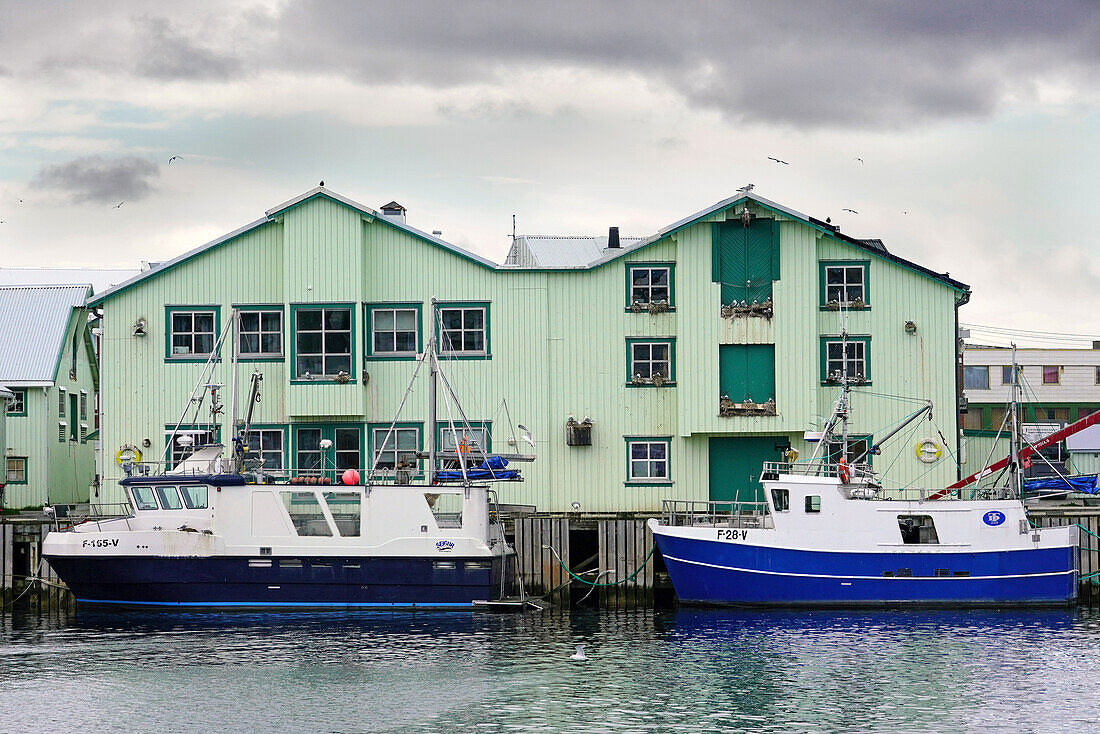 Norwegen, Troms og Finnmark, Insel Vardøya in der Barentssee, östlichste Stadt Vardø, Schiffe im Hafen