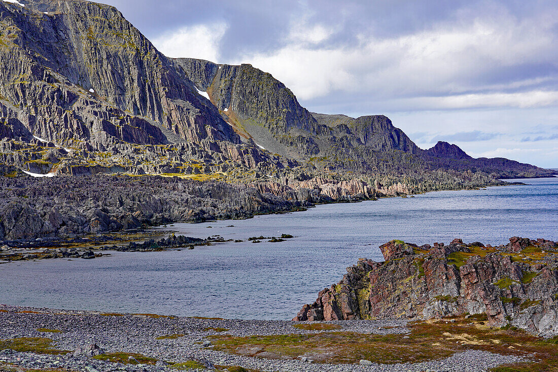 Norwegen, Troms og Finnmark, Nordküste, Schieferfiguren auf der Straße nach Hamningberg an der Barentssee