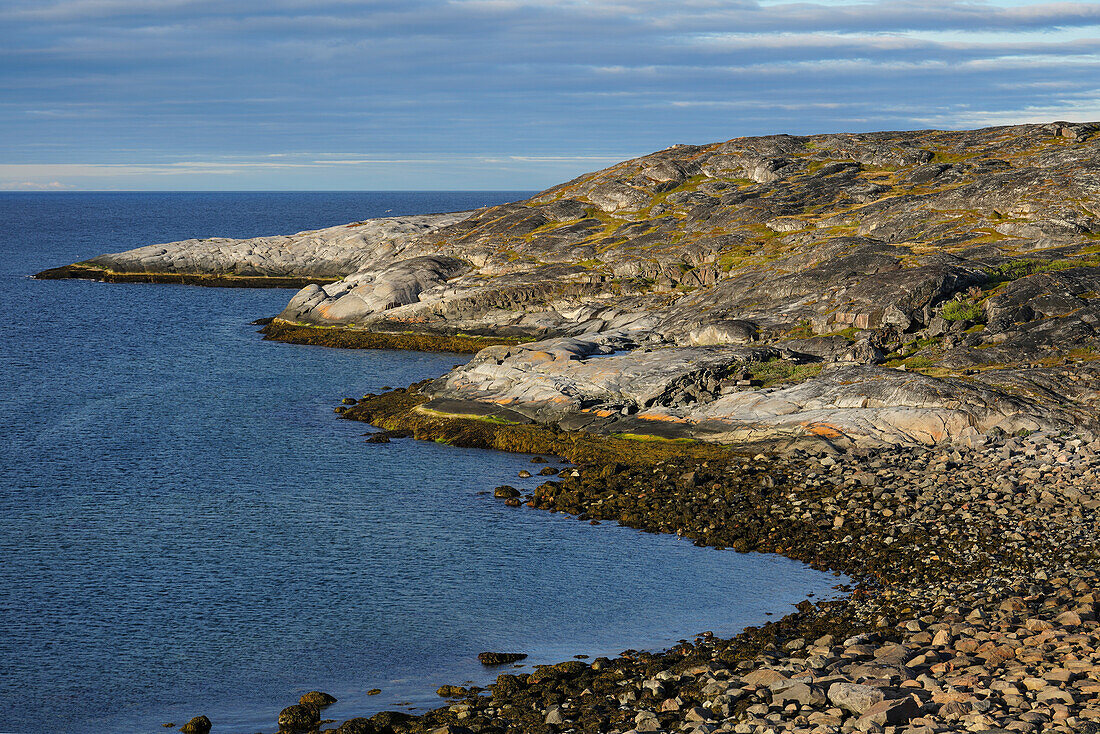 Norwegen, Troms og Finnmark, Küstenlandschaft im Abendlicht beim Küstendorf Bugøynes