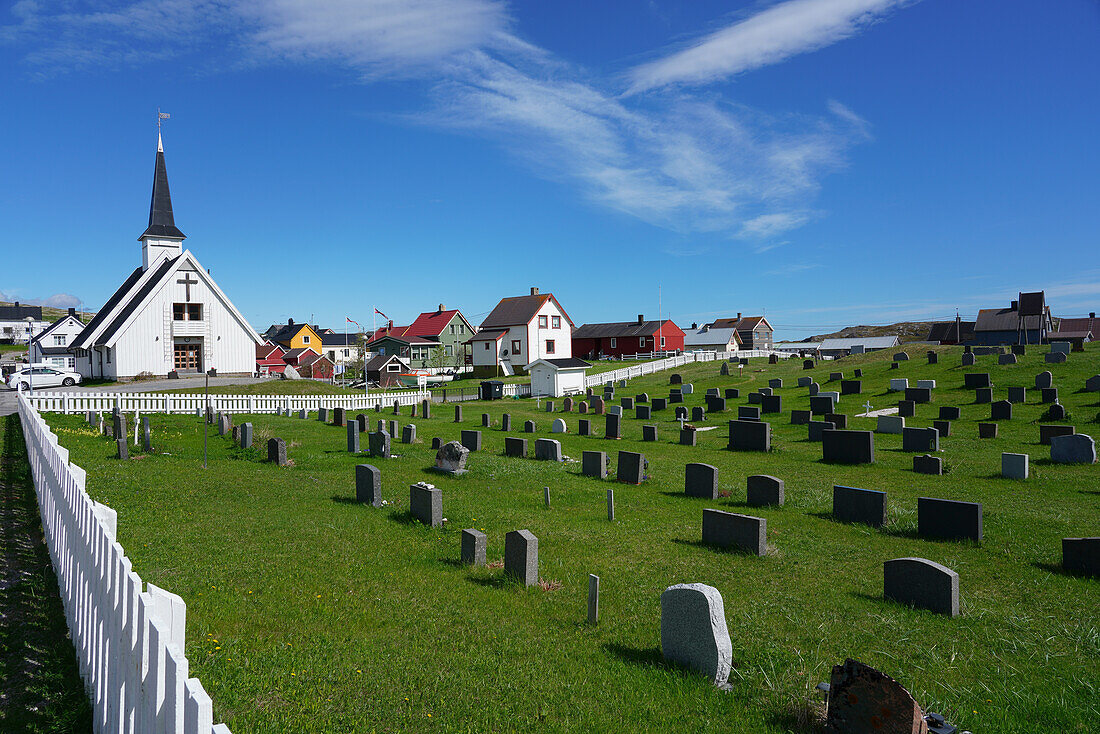 Norwegen, Troms og Finnmark, Küstendorf Bugøynes, Ortsansicht und Friedhof mit Pflanzenrarität Nördliche Jakobsleiter (Polemonium Boreale)