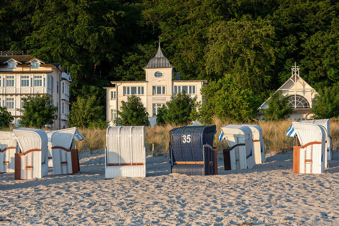 Strandkörbe, dahinter Villa Sturmvogel, Binz, Insel Rügen, Mecklenburg-Vorpommern, Deutschland