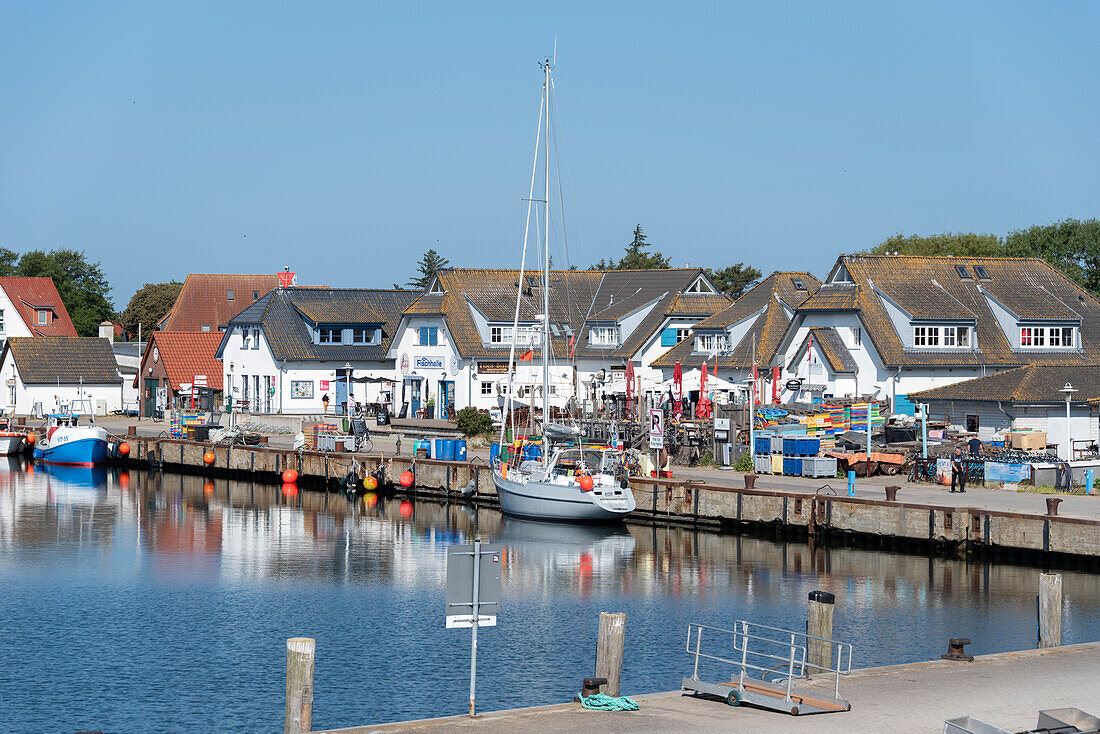 Hafen mit Segelboot, Vitte, Insel Hiddensee, Mecklenburg-Vorpommern, Deutschland