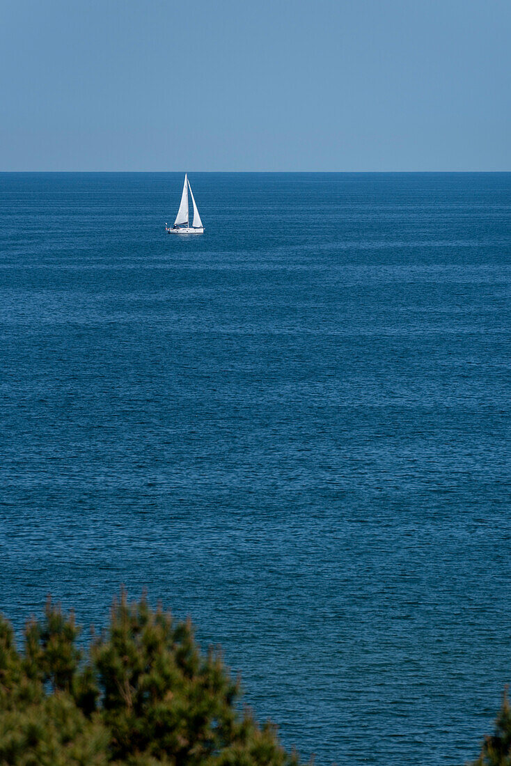 Segelboot auf der Ostsee, Insel Rügen, Mecklenburg-Vorpommern, Deutschland