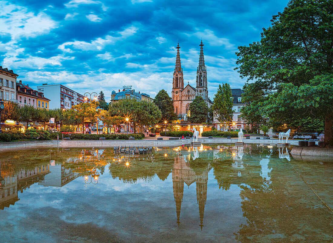 Augustaplatz mit Brunnen und Sicht auf die Stadtkirche in Baden-Baden, Baden-Wuerttemberg, Deutschland