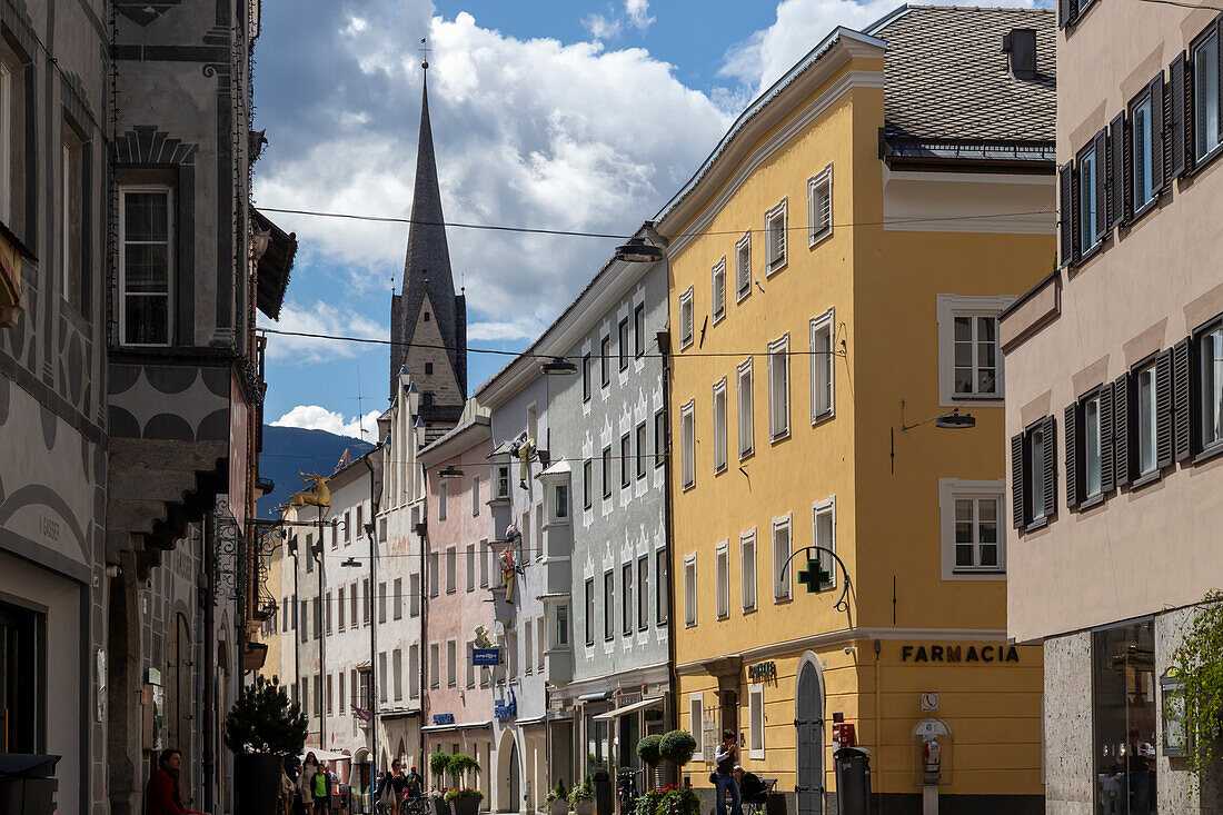 Zentrale Straße in der Altstadt, Bruneck, Südtirol, Bezirk Bozen, Italien