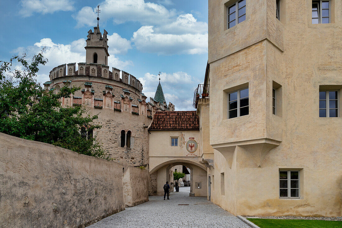 Eingang zum Kloster Neustift, Brixen, Südtirol, Italien