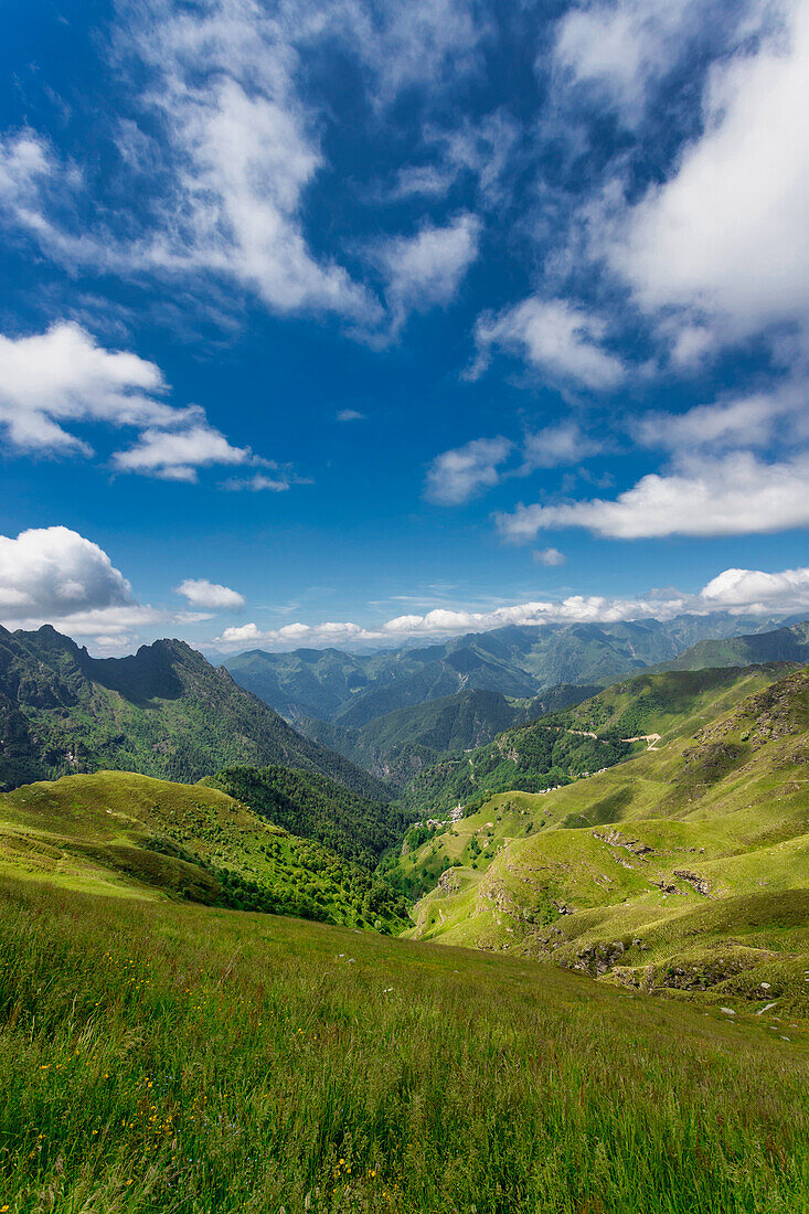 Die idyllische Landschaft des Val Mastellone im Sommer, Rimella, Valsesia, Bezirk Vercelli, Piemont, Italien.