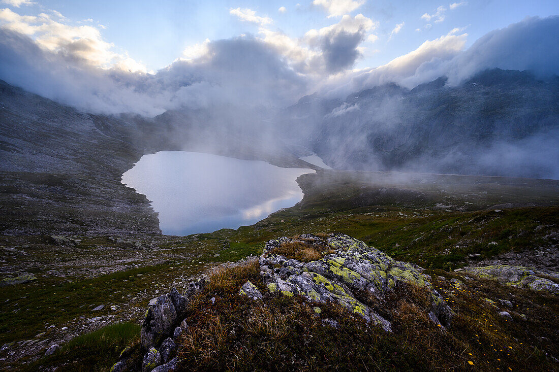 Nebelschwaden am Oberaargletscher, Schweiz