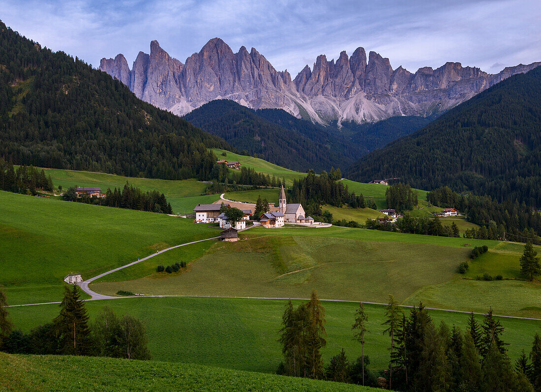 Villnößtal zur Dämmerung, Dolomiten, Südtirol, Italien