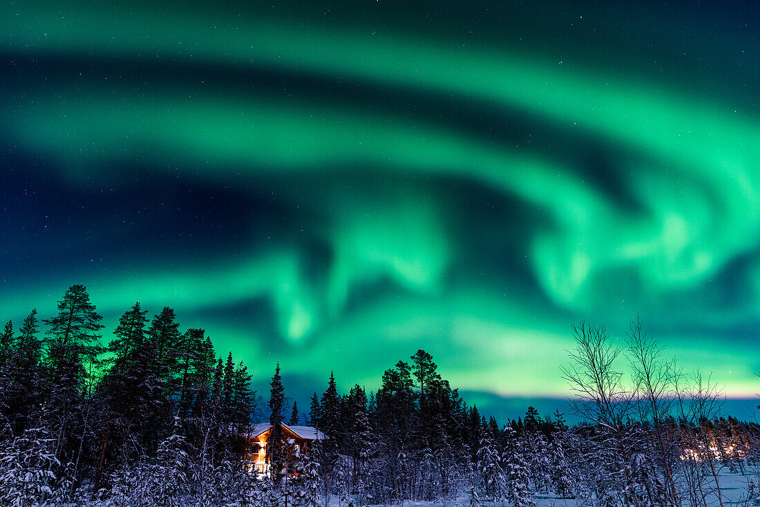 Magisch; Aurora Borealis, Polarlichter und Holzhaus in Finnland, Ylläsjärvi