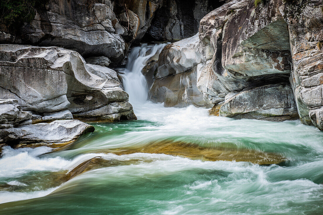 Die Kraft des Wassers; Italien, Piemont, Fluss Orridi di Uriezzo