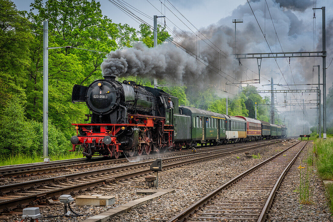 Reise in die Vergangenheit, historische Eisenbahn mit Dampflok Schweiz, Kanton Zürich
