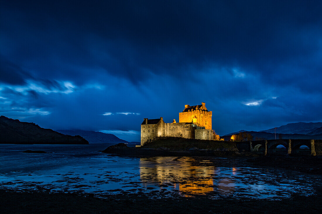 Eilean Donan Castle bei Nacht, Dornie, schottisches Hochland, Schottland, Großbritannien