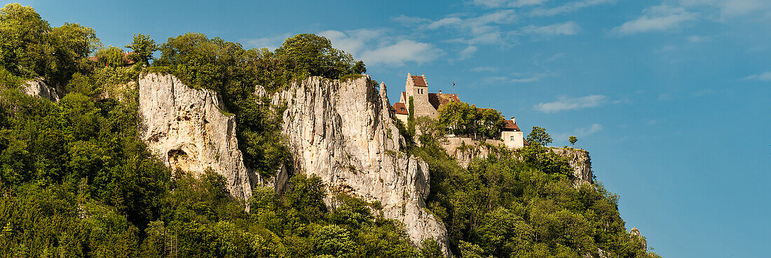 Schloss Werenwag, hoch über der Donau gelegen, vereint Elemente von Barock über Klassizismus bis zum Historismus, Baden-Württemberg, Deutschland