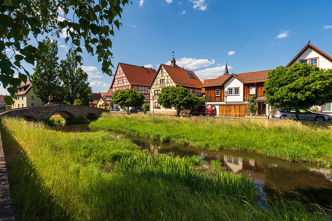 Fachwerkhäuser an der Streu in Nordheim vor der Rhön, Landkreis Rhön-Grabfeld, Biosphärenreservat Rhön, Unterfranken, Franken, Bayern, Deutschland