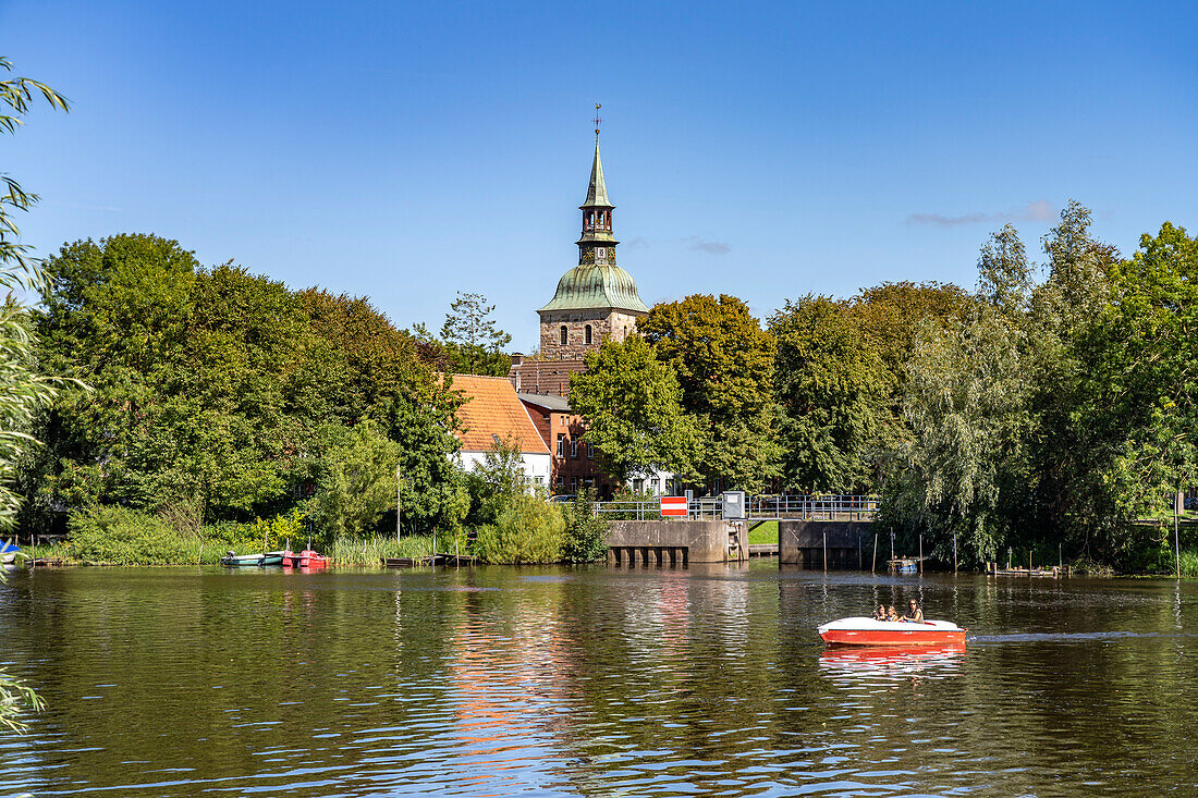 Westersielzug Kanal und die St. Christopherus-Kirche in Friedrichstadt, Kreis Nordfriesland, Schleswig-Holstein, Deutschland, Europa