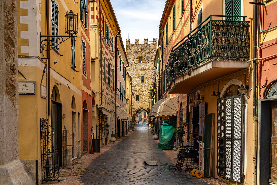 In der Altstadt von Noli, Riviera di Ponente, Ligurien, Italien, Europa