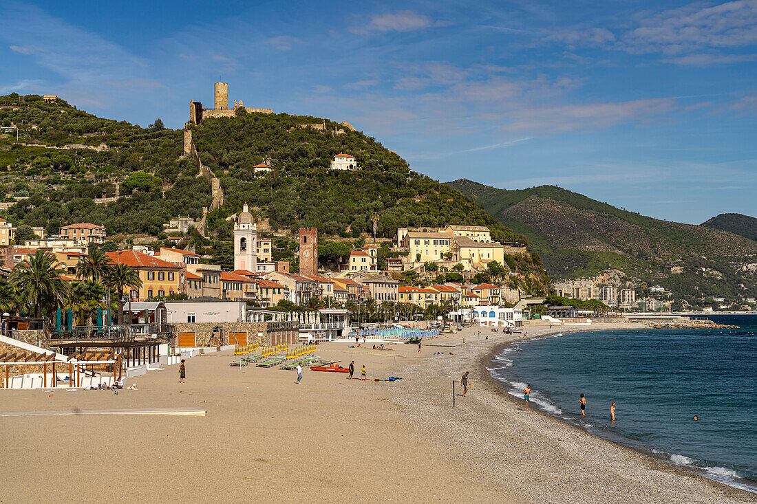 Strand und Stadtansicht von Noli, Riviera di Ponente, Ligurien, Italien, Europa  \n