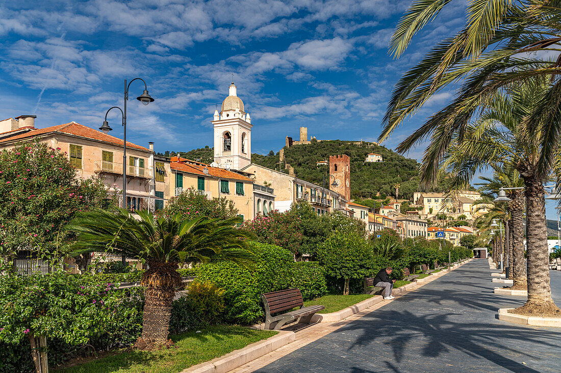 Palmen der Uferpromenade und Kathedrale von Noli, Riviera di Ponente, Ligurien, Italien, Europa