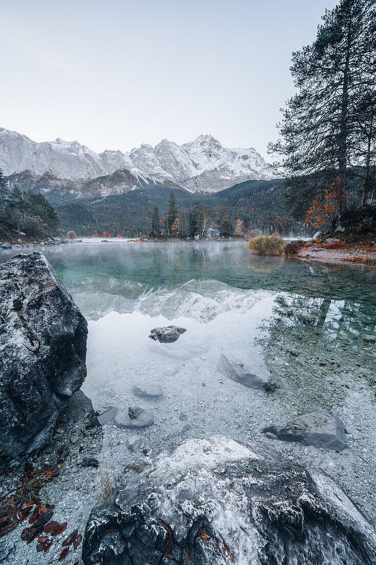 Stimmungsbilder vom Eibsee im Herbst, Bayern, Deutschland