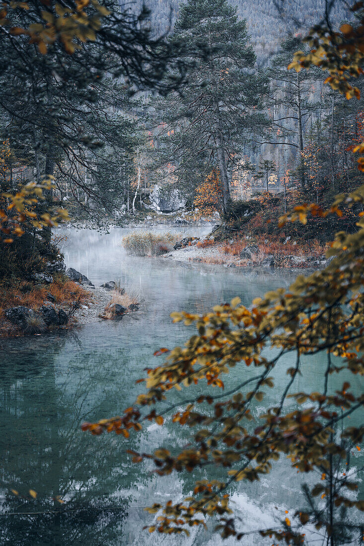 Stimmungsbilder vom Eibsee im Herbst, Bayern, Deutschland