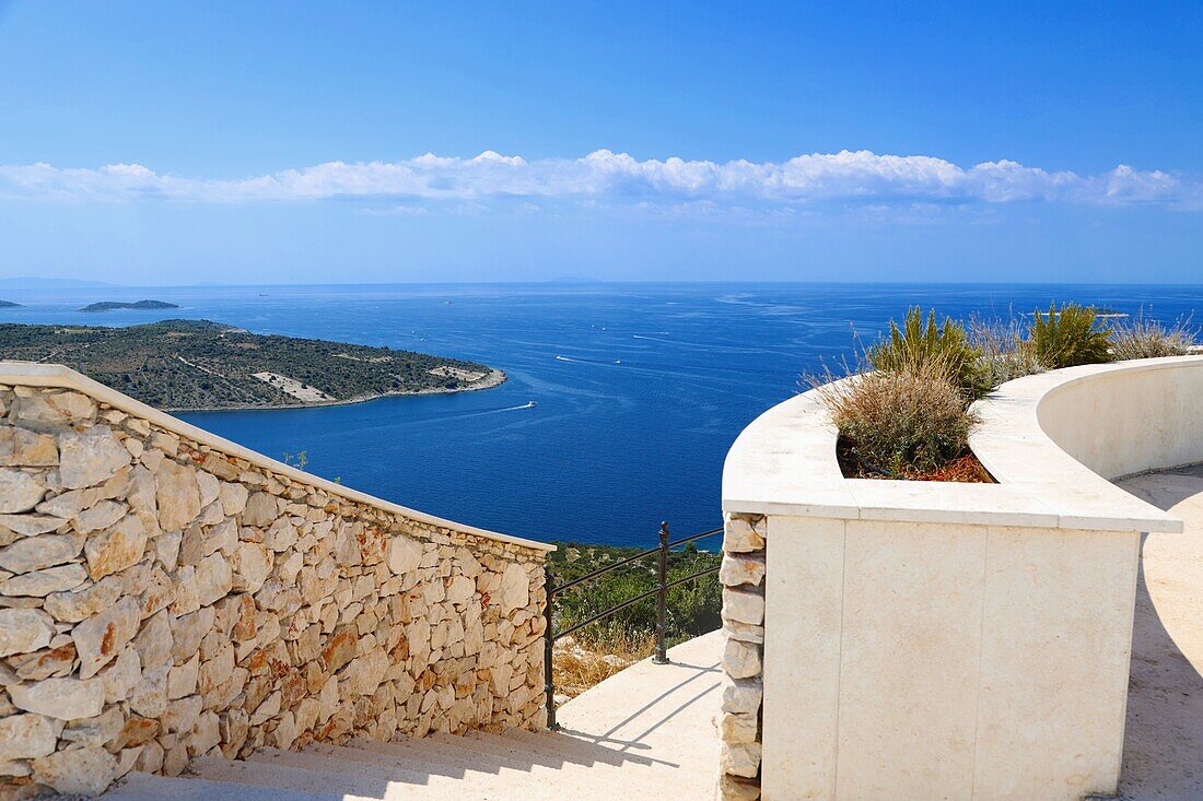 Blick von Primosten auf das Meer, Dalmatien, Kroatien