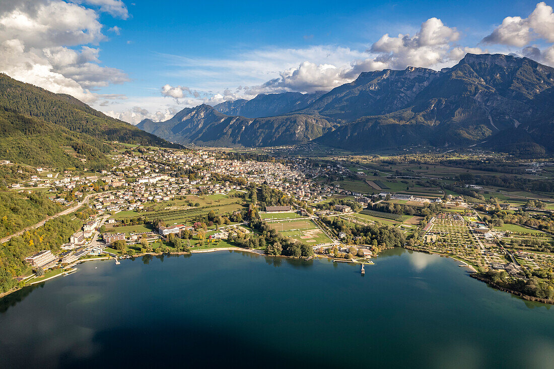 Löweneck oder Levico Terme am See Lago di Levico im Valsugana, Trentino, Italien, Europa\n