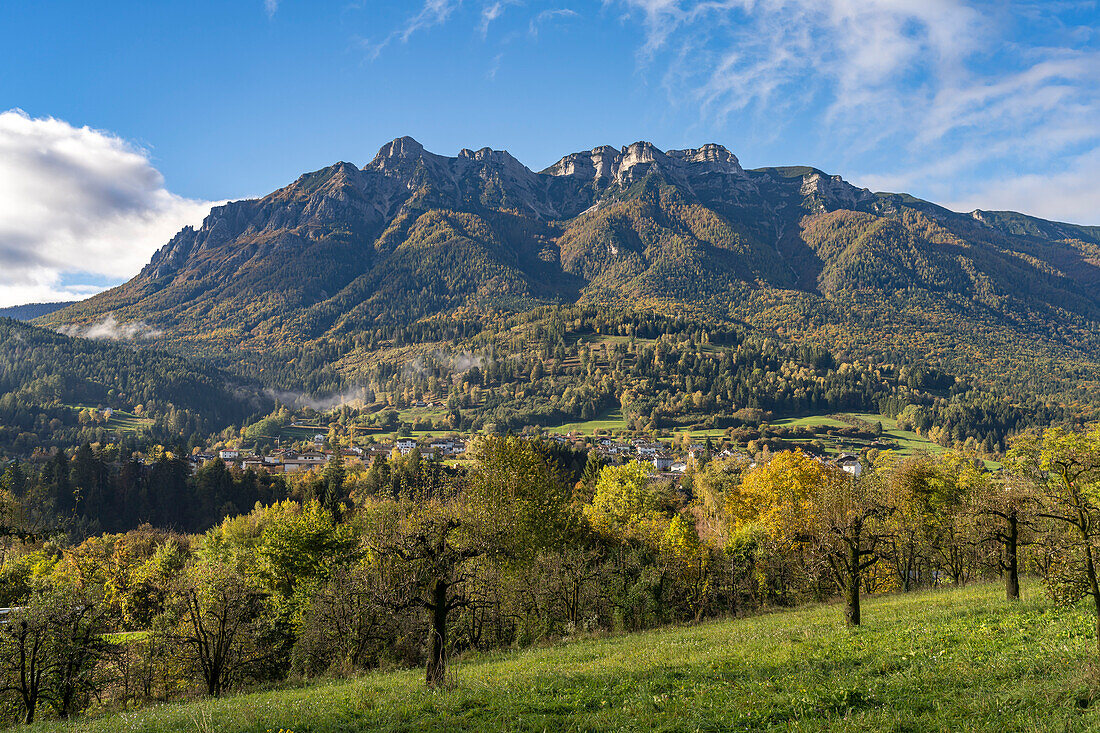Vattaro und die Landschaft des Valsugana, Trentino, Italien, Europa