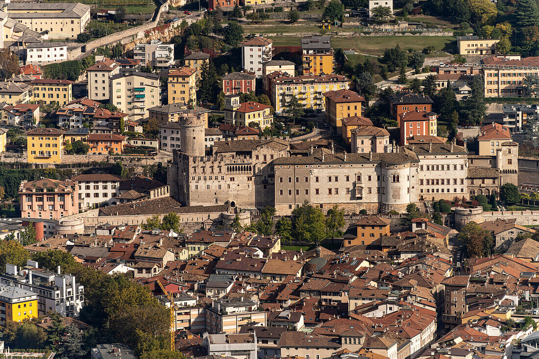 Die Burg Castello del Buonconsiglio und die Altstadt von Trient, Trentino, Italien, Europa \n
