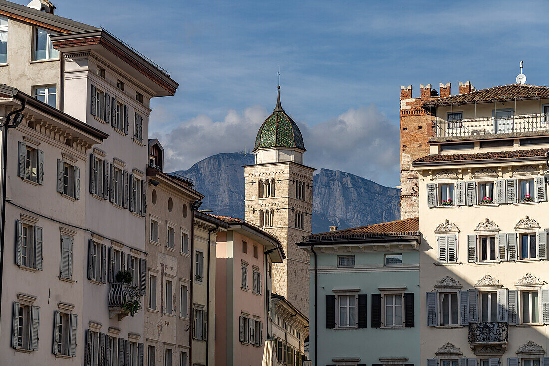 Die Kirche Santa Maria Maggiore und die Altstadt von Trient, Trentino, Italien, Europa