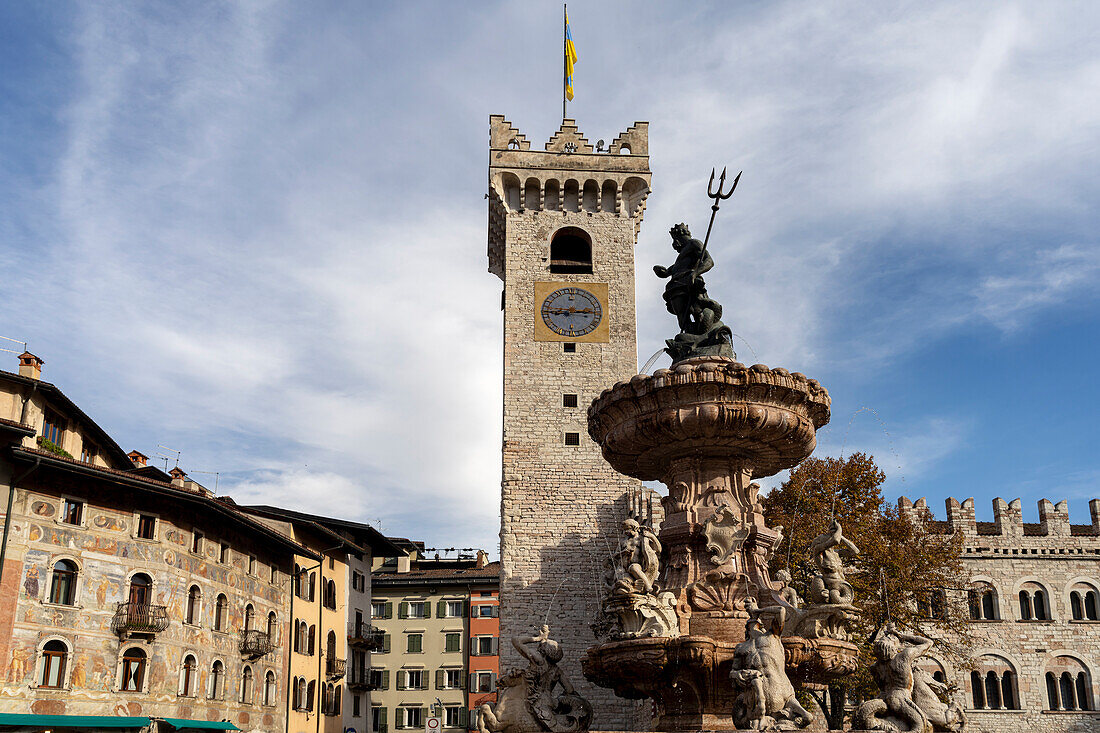 Domplatz mit dem Palazzo Pretorio und dem Neptunbrunnen Trient, Trentino, Italien, Europa