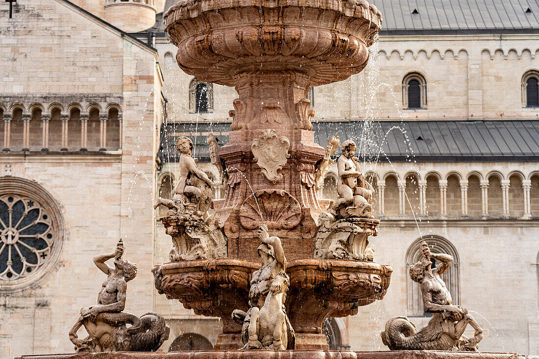 Neptunbrunnen vor dem Dom am Domplatz in Trient, Trentino, Italien, Europa 