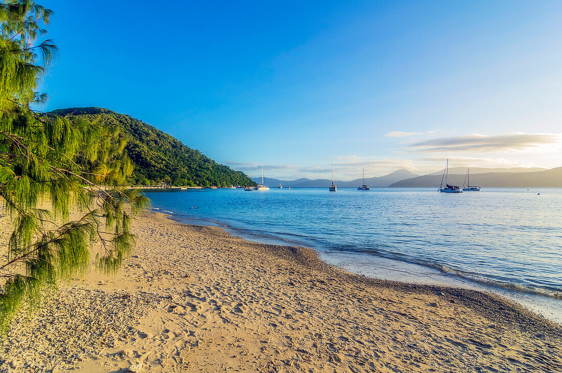 Strandabschnitt auf der Insel Fitzroy, Queensland, Australien