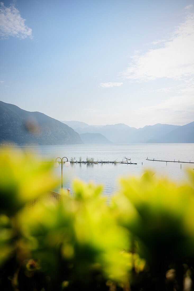 Blick von Clusane auf den Iseosee (Lago d'Iseo, auch Sebino), Brescia und Bergamo, Oberitalienische Seen, Lombardei, Italien, Europa