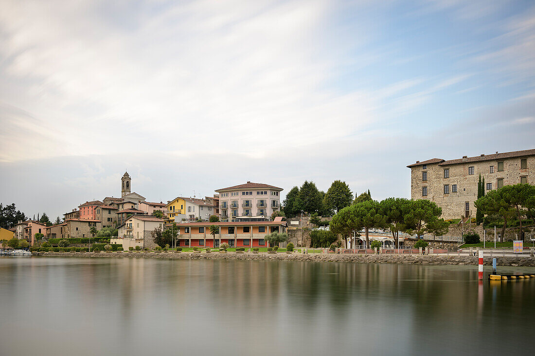 Blick vom Hafen nach Clusane, Iseosee (Lago d'Iseo, auch Sebino), Brescia und Bergamo, Oberitalienische Seen, Lombardei, Italien, Europa