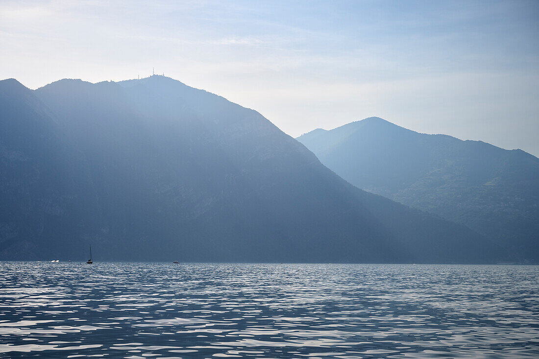 Segelboot auf dem Iseosee (Lago d'Iseo, auch Sebino), Brescia und Bergamo, Oberitalienische Seen, Lombardei, Italien, Europa